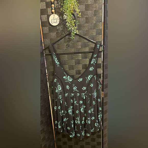 Woman’s Torrid Top Size 00 (Equivalent to size 10) - Picture 2 of 4